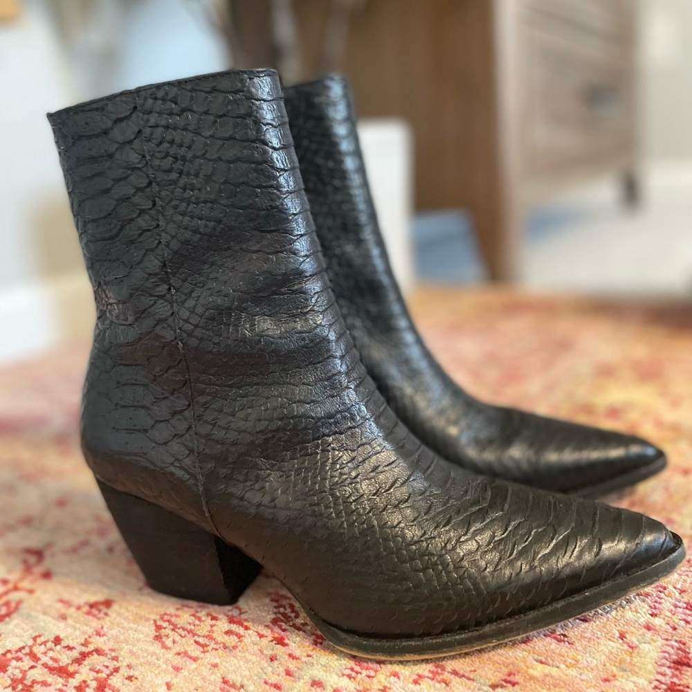 Matisse Women’s Caty mid-calf bootie size 8.5 in black snakeskin